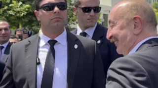 Prezident jurnalisti görüb avtomobildən düşdü - VİDEO