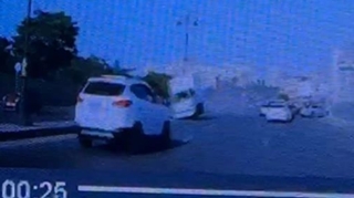 Авария в Баку:  водитель грузовика не справился с управлением - ВИДЕО