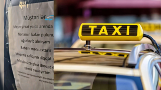 Bakıda taksi sürücüsünün qeyri-adi yazısı sərnişinləri təəccübləndirdi – FOTO 