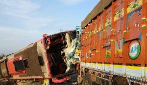 Sərnişin avtobusu yük maşını ilə toqquşdu: 7 ölü, 30 yaralı