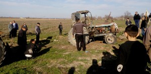 Ağdamda traktor aşdı: ata və oğlu xəsarət alıb