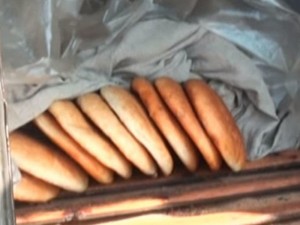 Çörəyi benzinə bulayan çörək daşıyıcıları - VİDEO