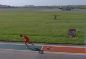 Çinli yüngül atlet sürətdə qırıcı təyyarəni qabaqlayıb - VİDEO