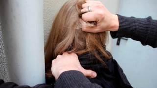 Kişi yad oğlanla söhbət edən sevgilisini döydü, sonra avtobus qaçırdı 