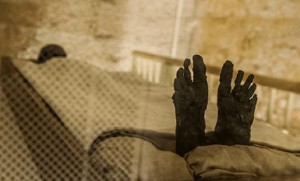 Dəhşət: Ölmüş atasının meyitini 10 il evində gizlədib