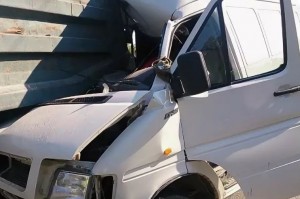 Neftçalada mikroavtobus yük maşınına çırpıldı: 4 ölü - VİDEO