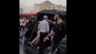 İranda etirazçılar polisin maşınını AŞIRTDI - VİDEO 
