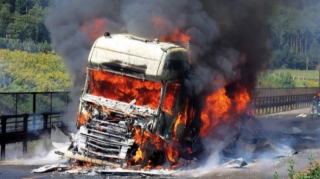 Bakıda yük avtomobili yandı 