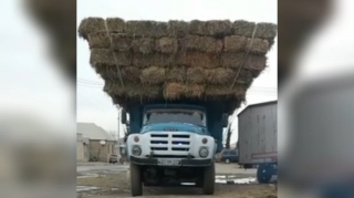 Misir piramidalarını xatırladan yük maşınları   - VİDEO