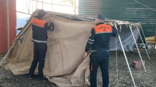 Evi yararsız vəziyyətə düşən ailəyə çadır qurdular - VİDEO