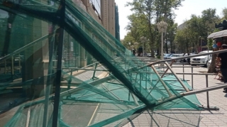 Gəncədə dəmir konstruksiya aşdı - Yaralılar var - FOTO