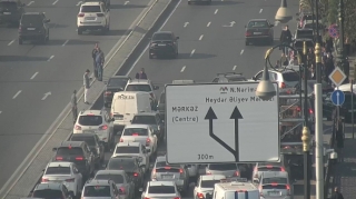 “Koroğlu” metrosunun qarşısında qəza olub, sıxlıq yaranıb - FOTO 