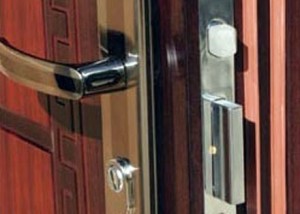 İki nəfər bağlı qapı arxasında qalıb