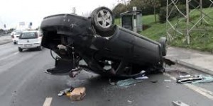 Avtomobili divara çırpdı: sürücünü təhlükəsizlik kəməri qurtardı – FOTO + VİDEO