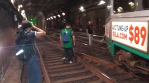 Metroda qatar relsdən çıxdı: 10 nəfər xəsarət alıb - VİDEO