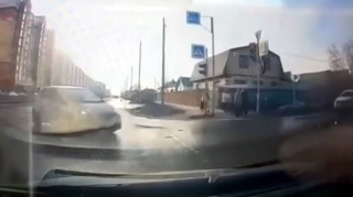 "Nissan"la toqquşan “KİA” səkidə iki məktəblini vurdu; 14 yaşlı qızlar ağır yaralandı - VİDEO 