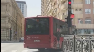 Bakıda avtobus sürücüsü qırmızı işıqda hərəkət etdi - VİDEO