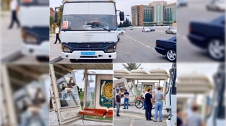 Nasaz avtobus dayanacağa və köşkə çırpıldı, satıcı yaralandı    - VİDEO