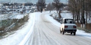Qarlı hava şəraiti dağlıq ərazilərdə nəqliyyatın hərəkətində çətinliklər yaradıb