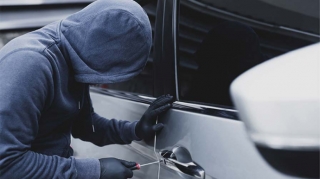 Bakıda avtomobildən 30 min manat oğurlanıb