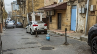 Yolun ortasına dəmir maneələr basdırıb zəncir vurdu - Yasamalda sakin özbaşınalığı - FOTO 