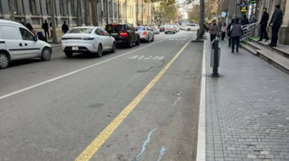 Universitetin önündə səki kəsilib, yol çiyni düzəldilib, istifadə edilmir - FOTO 