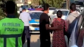 Evindən çıxarılan kişi 2 polisi və məhkəmə icraçısını güllələdi - VİDEO 