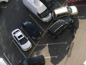 Binanın həyətində maşınları əzən sürücü həbs edildi - VİDEO