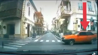 Bakıda yol ver nişanında dayanmayan sürücü qəzaya düşdü - VİDEO