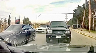 Masazırda yolu kəsən sürücü görün özünə necə haqq qazandırdı   - VİDEO