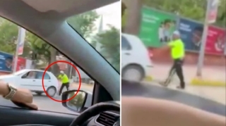 Yol polisi xarab avtomobili itələdi,  sürücüsü telefonla danışdı - VİDEO 