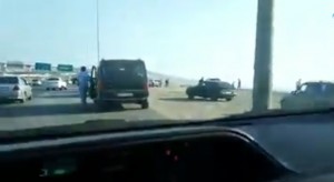 Qəza yoxdur, amma hamı saxlayıb baxır - Kütlə psixologiyası - VİDEO