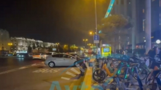 “Gənclik Mall”un qarşısında dayanacağı parkinqə çeviriblər, zolaq da zəbt olunub - VİDEO 