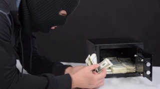 Bakının mərkəzində ev qarət olundu