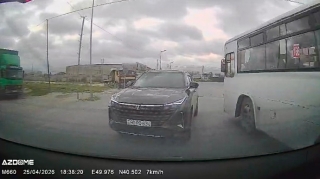 Ötmə üçün əks yola çıxan sürücü az qala avtobusla toqquşacaqdı   - VİDEO