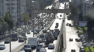 Bakının Ziya Bünyadov prospektində yol qəzası baş verib - FOTO