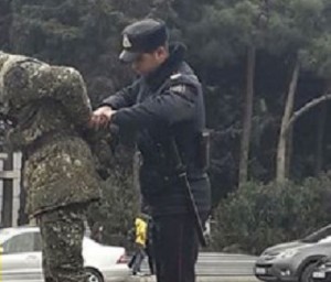 Polislər əsgərə Bakıda belə yardım etdilər - FOTO