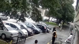 Skuter sürən qız səkidə yaşlı qadını vurub qaçdı - VİDEO 