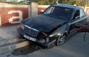 Kürdəmirdə maşın işıq dirəyini aşırıb - FOTO