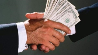 Azərbaycanda 28 vəzifəli şəxs rüşvət alarkən tutulub