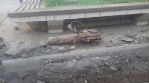 Yolun tikinti işləri gedən hissəsində raket qalıqları tapıldı - FOTO