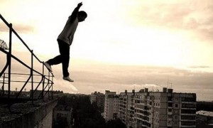 Bakıda gənc qız və oğlan binadan atılaraq intihar edib