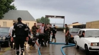 Gəncədə selin fəsadları aradan qaldırılır - FOTO 