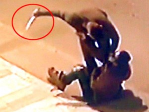 Bacısının görüşdüyü oğlanı küçənin ortasında belə bıçaqladı – VİDEO (18+)