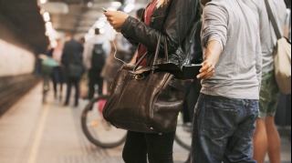 Bakı metrosunda qadının cüzdanı oğurlanıb 