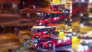 Avtobus yolu qaçaraq keçən xanım piyadanı baxın necə vurdu   - VİDEO
