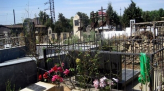 Keçmiş məhkum qəbiristanlıqda bıçaqlandı