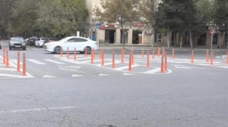 Bakıxanovda sürücüləri bezdirən durum: "Tıxac yaranır, getmək olmur" - VİDEO