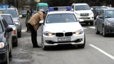 Yol polisi ilə şəkili sürücünün şeytan söhbəti