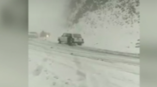 На Агсуинском перевале затруднено движение транспорта  - ВИДЕО